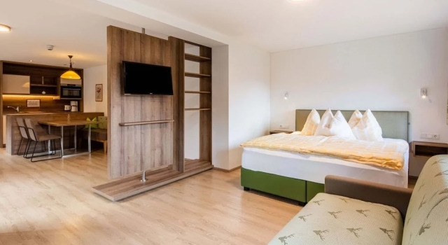 Апартаменты c 1 комнатой с балконом Lovely Apartment With Sauna, Ski Storage, Pool, Terrace