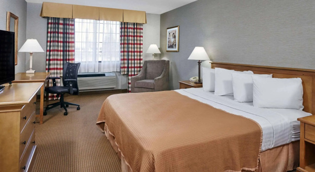 Howard Johnson Plaza Hotel by Wyndham Madison, Buchen Sie Hotel Madison Wisconsin