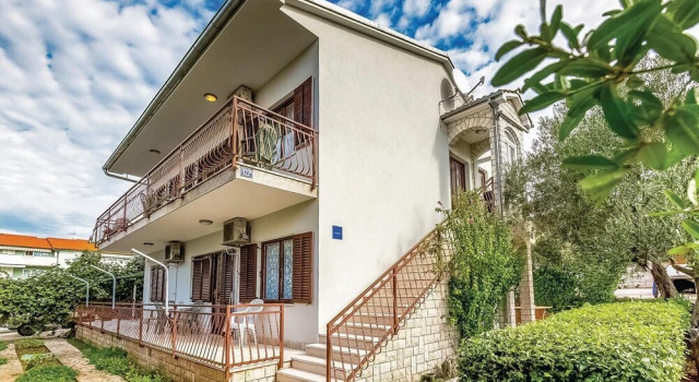 Stunning Apartment in Malinska With 3 Bedrooms and Wifi
