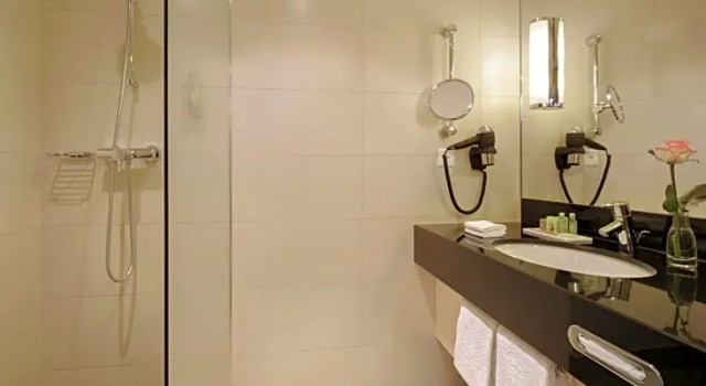 Четырёхместный семейный номер Standard с красивым видом из окна Mövenpick Hotel Egerkingen