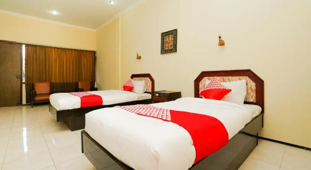 Двухместный номер Standard RedDoorz at Hotel Tampiarto Probolinggo Jawa Timur