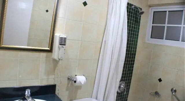 Четырёхместный номер Executive с балконом Altamont Court Hotel