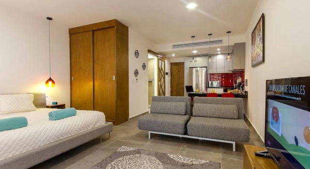 Bright Studio on 5th Avenue with a Rooftop Pool which has Ocean View!, Забронировать Гостевой дом Гостевые дома Плая-дель-Кармен, рядом с Пляжный клуб Mamitas, Гостевой дом