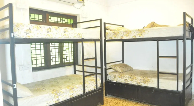 Кровать в общем номере Kites Hostel and Rooms Vagator Goa