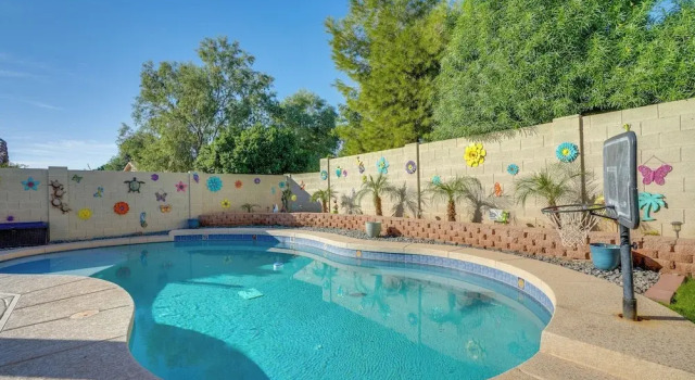 1 Mi to Surprise Stadium! Home w/ Patio & Hot Tub, Foglalás Nyaraló Surprise Scottsdale