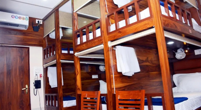 Кровать в общем номере (мужской номер) Hotel Nest N Rest - Mumbai