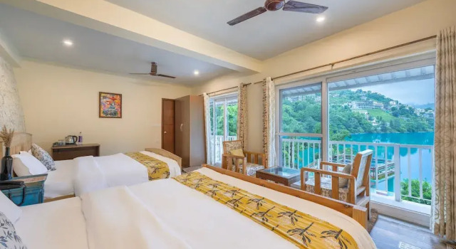 Четырёхместный семейный номер Standard с балконом и с видом на озеро Echor Malusara Lakeview Retreat Bhimtal
