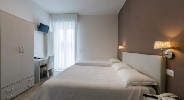 Трёхместный номер Standard с балконом Hotel Saviola