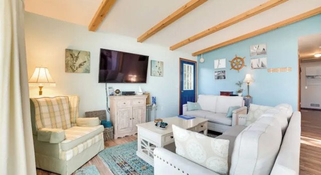Коттедж с 3 комнатами St. Ignace Cottage w/ Deck & Beach on Lake Huron!
