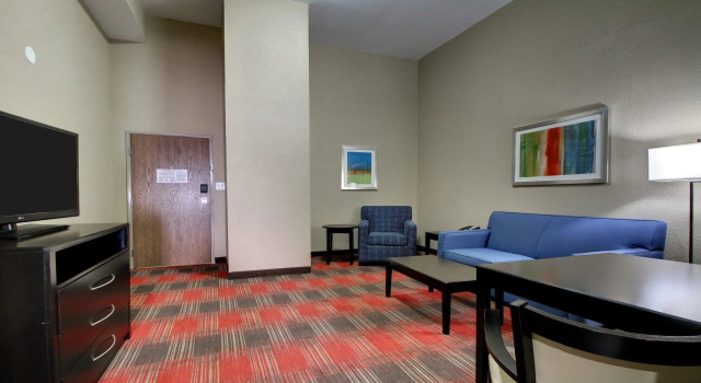 Четырёхместный люкс с 2 комнатами Holiday Inn Express & Suites Jackson Downtown - Coliseum by IHG