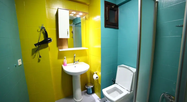 Кровать в общем номере с видом на сад YOLO Hostel