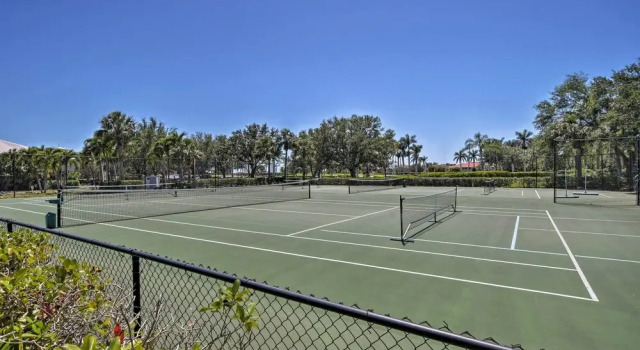 Апартаменты Naples Condo w/ Pond Views & Patio - Near Golf!