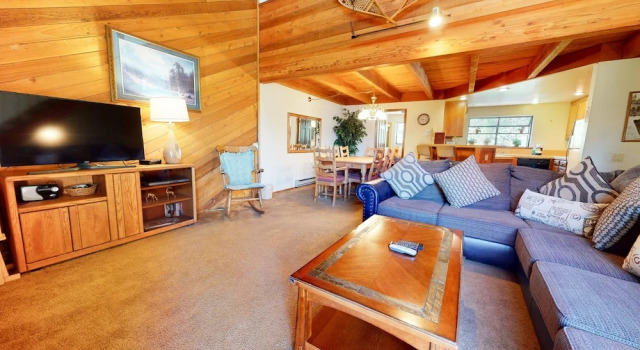 Snowflower 74 Spacious Condo with Great Complex Amenities, On The Shuttle Route by RedAwning, Забронировать Апартаменты/квартира Отели Маммот-Лейкс с бассейном, рядом с Поле для гольфа Snowcreek, Бассейн