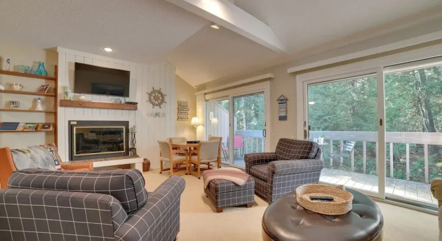 Harbor Springs Condo w/ Fireplace Near Skiing!, จอง โรงแรม เมนอนาควา บีช สหรัฐอเมริกา
