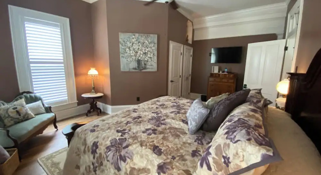 Номер Classic Belle Louise Historic Bed & Breakfast