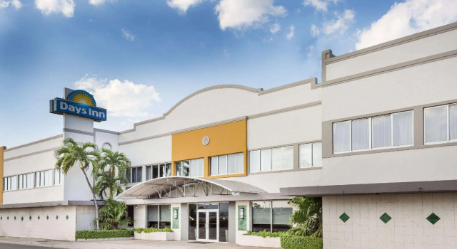 Номер Standard Days Inn by Wyndham Miami Airport North