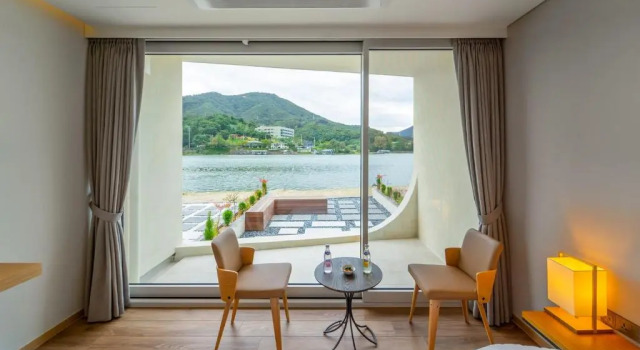 Двухместный номер Standard с видом на озеро Gapyeong Hotel Suiteian