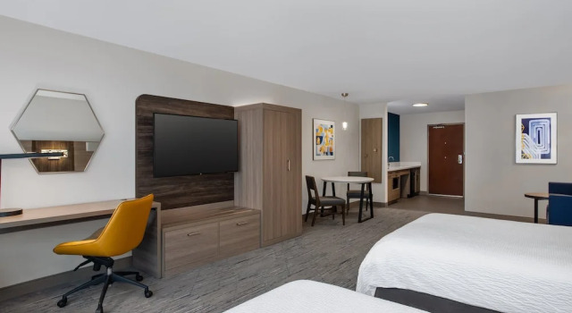 Люкс c 1 комнатой Holiday Inn Express & Suites Terre Haute by IHG