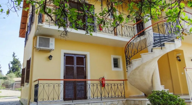 Eleni's Apartments & Studios
