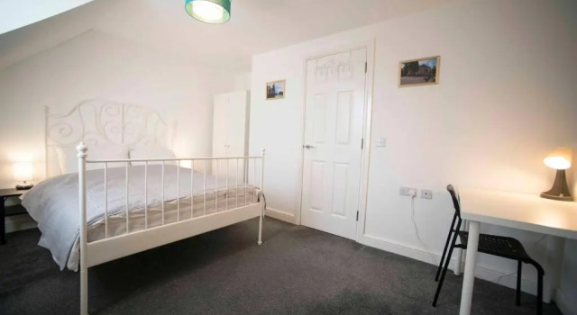 A Cosy 3-bed Family House in Liverpool sleeps 6 with parking spaces