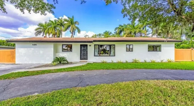 4br Biscayne River Home: Pool & Pickleball Fun 4 Bedroom Home