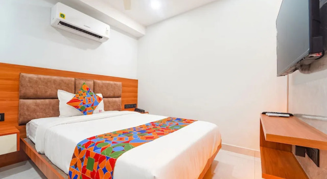 Номер Deluxe Fabhotel Q One Plaza