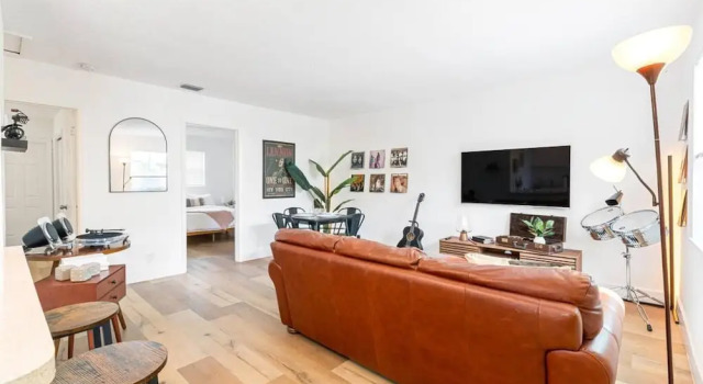 Musicians Lounge - 2 BR With Parking Asssigned, Забронировать Апартаменты/квартира Апартаменты Форт-Лодердейл, рядом с Театр Andrews Living Art Studio, Апартаменты/квартира