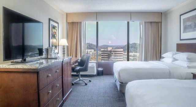 Четырёхместный номер Superior с видом на город Hilton Knoxville