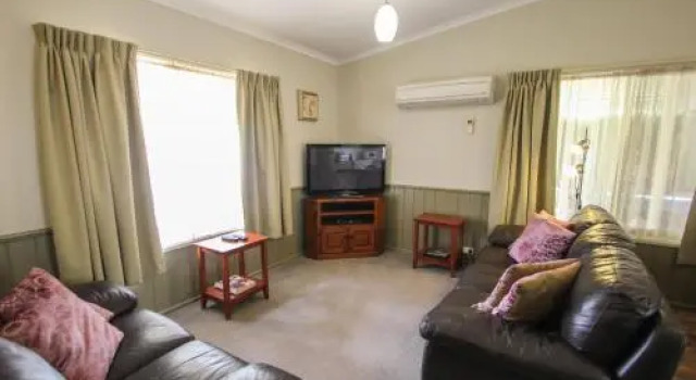 Silver Birches Holiday Village - Unit 6, Book Apartment Bright 