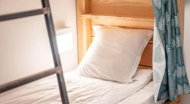 Кровать в общем номере Auberge Koskenia