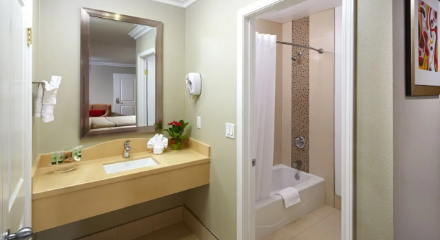 Четырёхместный номер Superior Eden Roc Inn & Suites near the Maingate