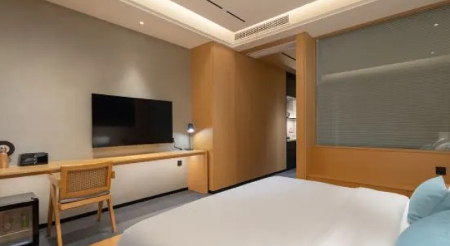 Люкс с балконом и с видом на реку Floral Hotel·Shaoxing LAN language simple house Hotel(Lu Xun’s hometown store)