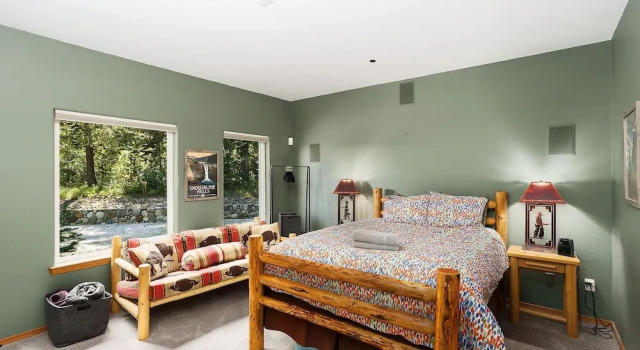 Riffle River Lodge 3 Bedroom Home by NW Comfy Cabins by RedAwning, Book Feriehus Hoteller i Plain med parkering, Parkering