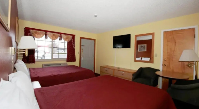 Четырёхместный номер Standard Regency Inn