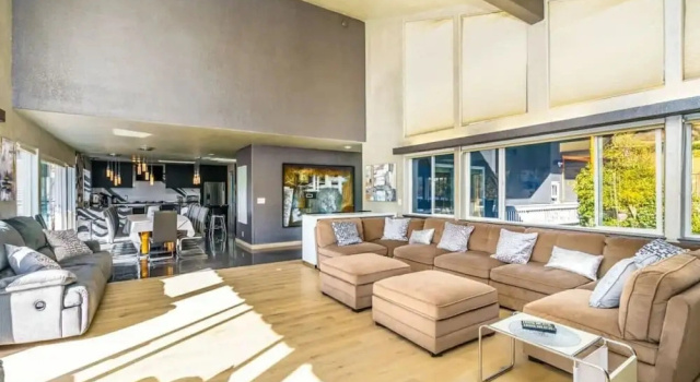562 Massive 8 Bedroom on the Lake!