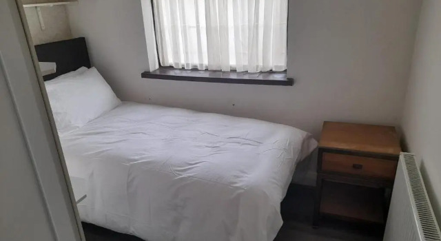 Central Manchester Family-Friendly Home with Free Parking and Workspace, Забронировать Отель Отели Манчестера с парковкой, Парковка