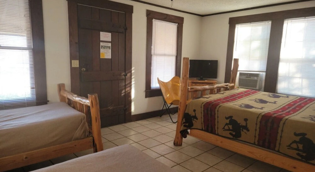 THE VAQUERO MOTEL, Забронировать Мотель Бандера Texas Hill Country, рядом с Bandera City Park