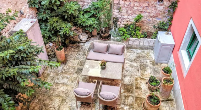 Коттедж Private Courtyard Medieval Stone Home in Old Town