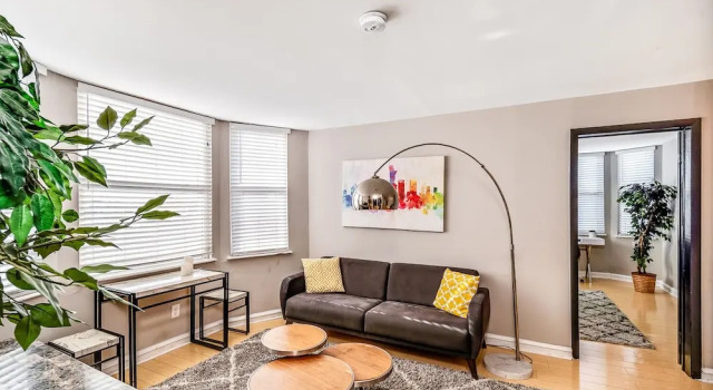 Rittenhouse Square 2BR Apartment, Забронировать Апартаменты/квартира Отели Филадельфии с парковкой, рядом с Chew Recreation Center, Парковка