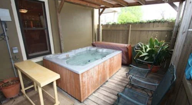 115 Austin Place Suite #1, Забронировать Отель Фредериксберг Texas Wine Country, рядом с Театр Rockbox