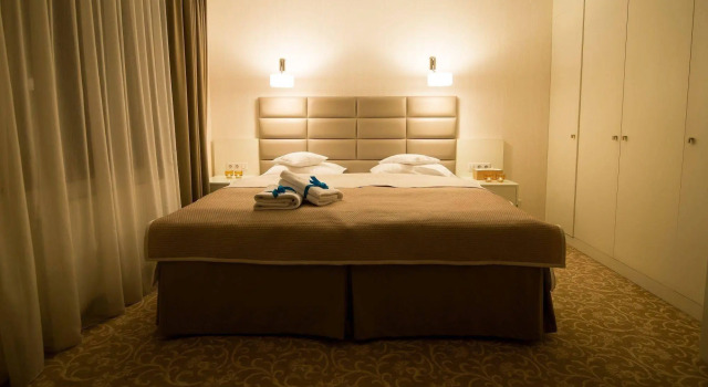 Columna Medica, Book Hotel Hoteller i Lask med pool, Swimmingpool