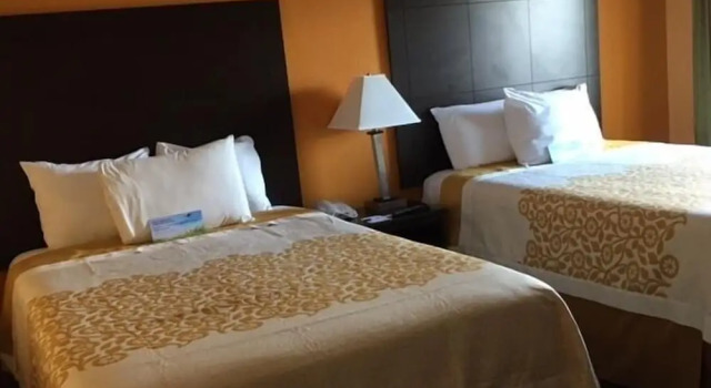 Четырёхместный номер Standard с балконом Days Inn by Wyndham Queensbury/Lake George