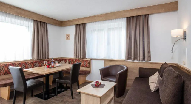 Sportpension Rubin, Rezerwuj Hotel Hotele w Tyrol z parkingiem, Parking