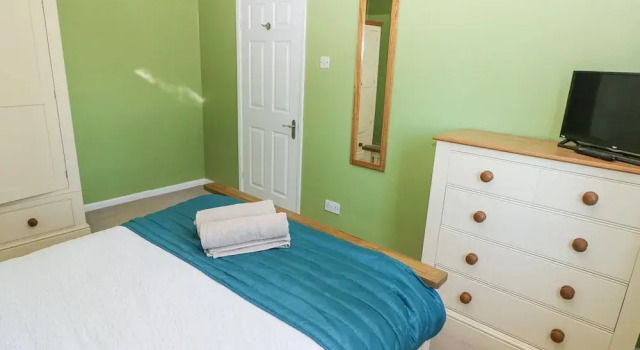 4 Hanbury Lodge