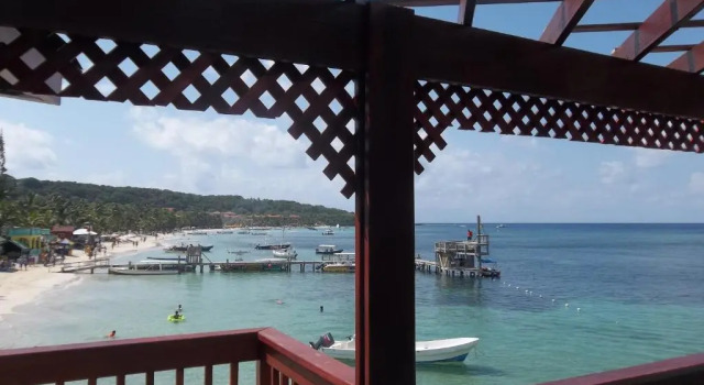Люкс Deluxe Fosters West Bay Resort