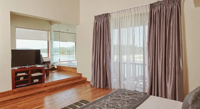 Suite junior 1 dormitorio con balcón y con vista al río Amaranthe Bay Resort & Spa