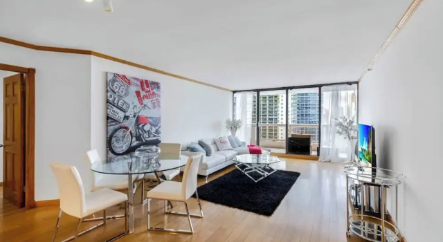 Апартаменты с 4 комнатами с балконом Chic Bayfront Condo With Stunning View