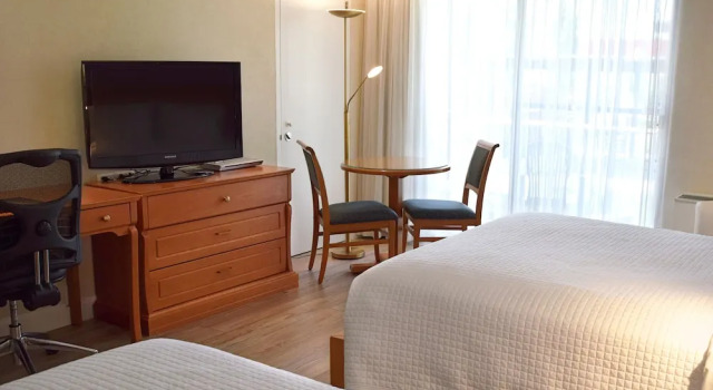 Четырёхместный номер Standard с балконом и с видом на сад Hôtel Castel