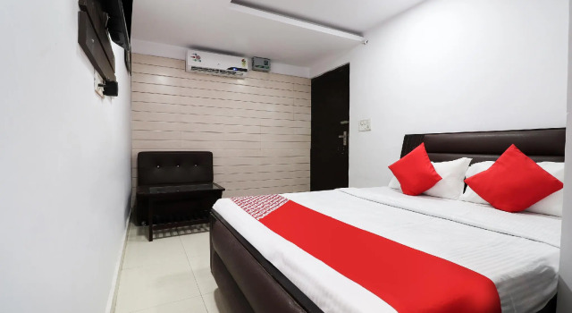 Oyo 40245 Hoel Clark Inn, Забронировать Отель Alambagh штат Уттар-Прадеш
