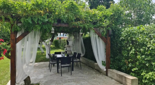 Коттедж с балконом и с красивым видом из окна House Wisteria